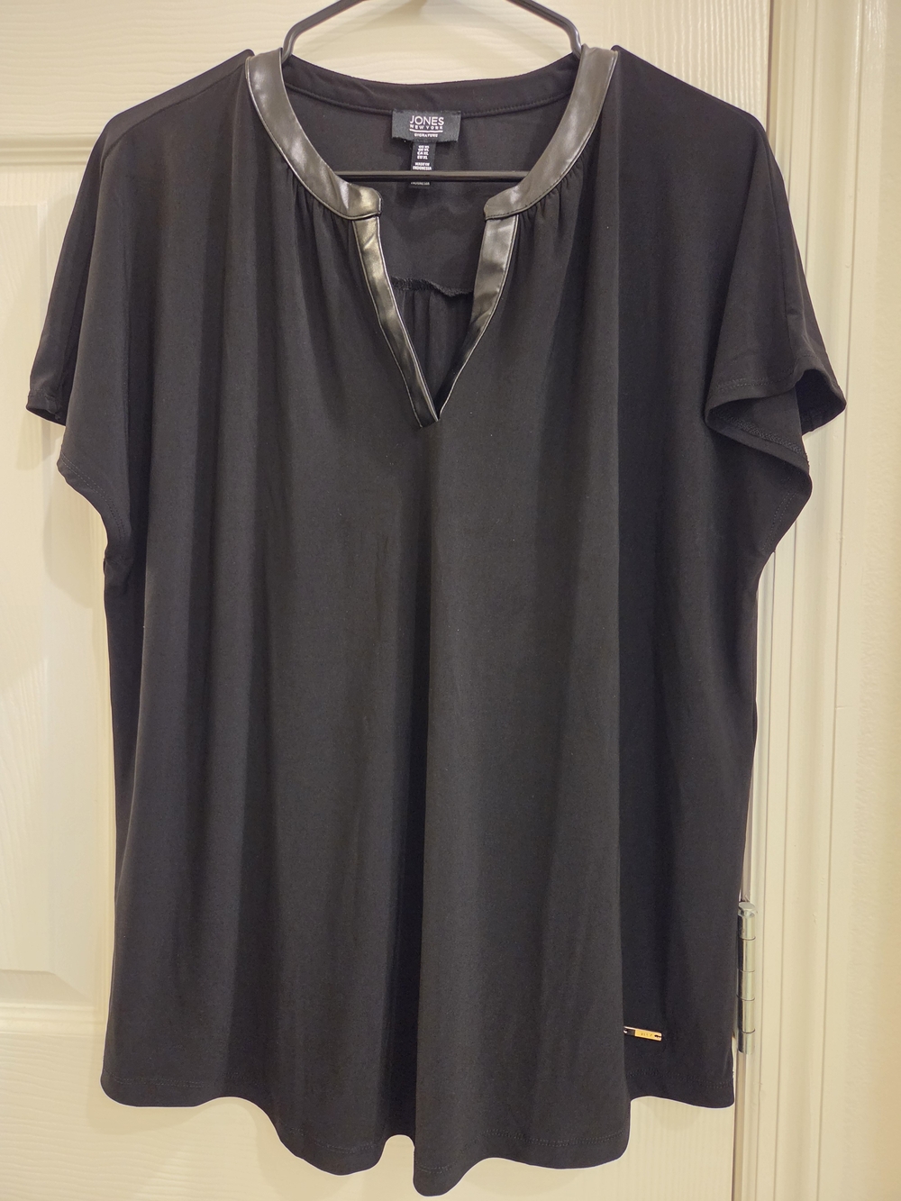 Jones New York Black Short Sleeve V-Neck Top with Faux Leather Trim Size XL